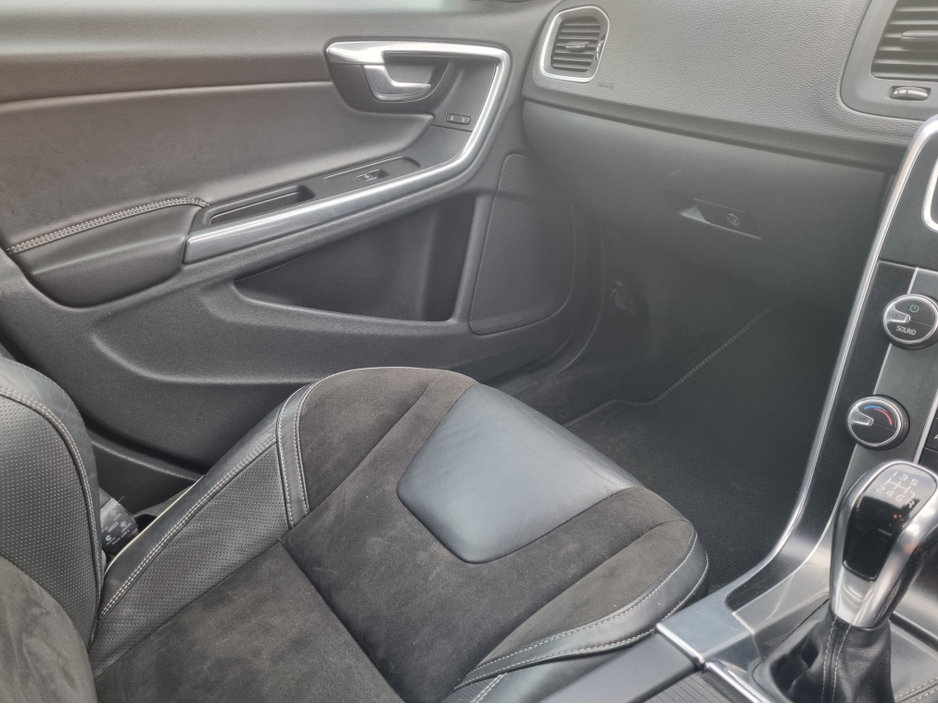 2015 Volvo V60 - image 16