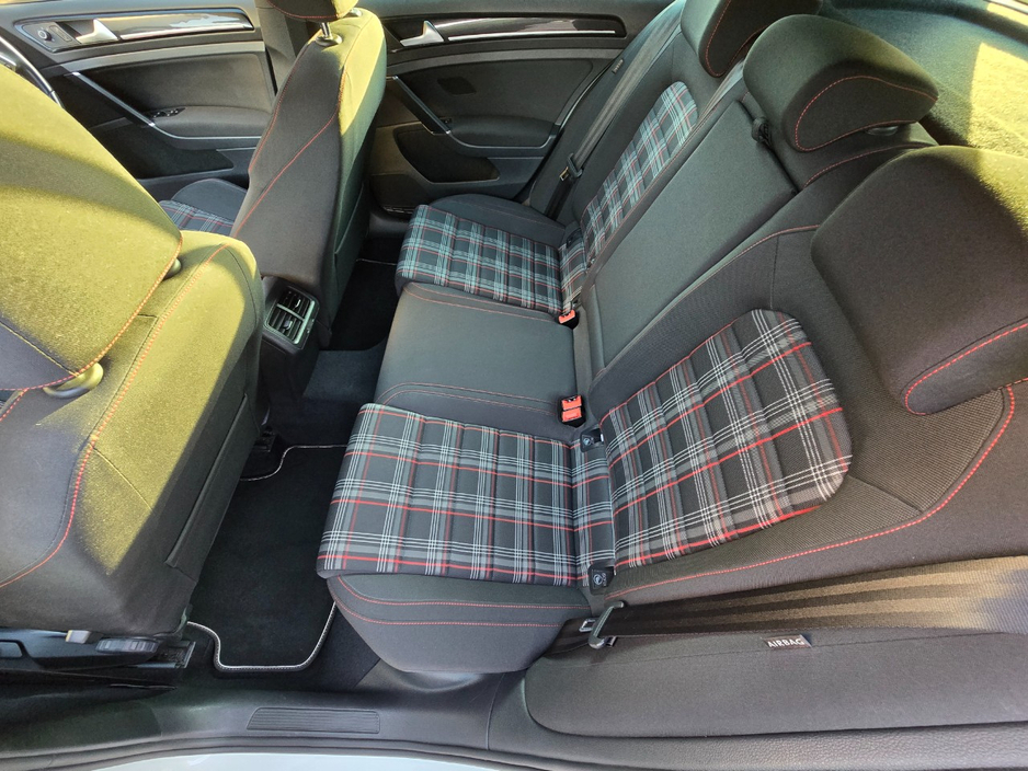 2017 Volkswagen Golf - image 18