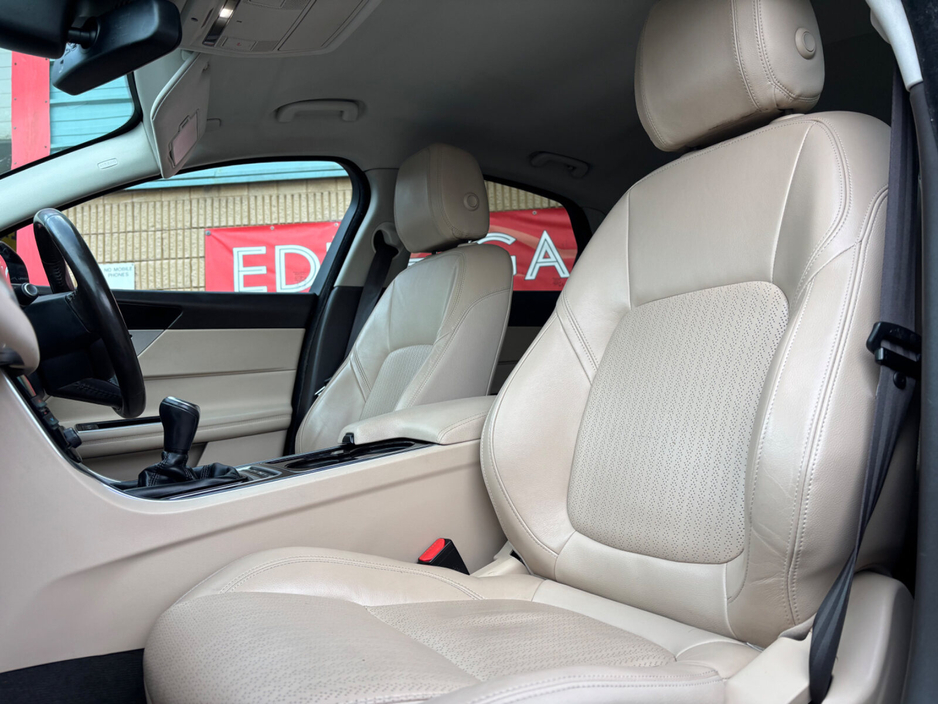 2017 Jaguar XF - image 13