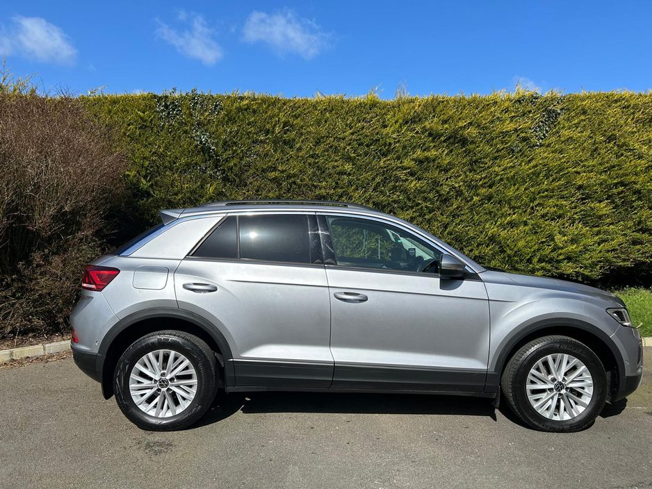 2023 Volkswagen T-Roc - image 6