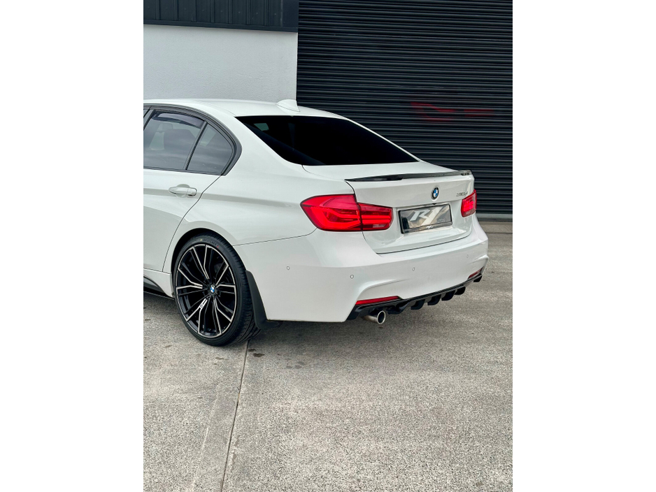 2017 BMW 3 Series - image 12