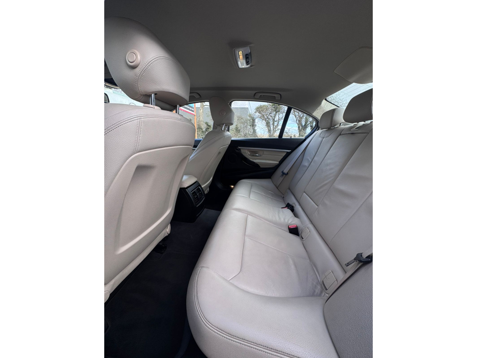 2016 BMW 3 Series - image 22