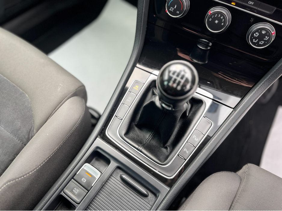 2013 Volkswagen Golf - image 17