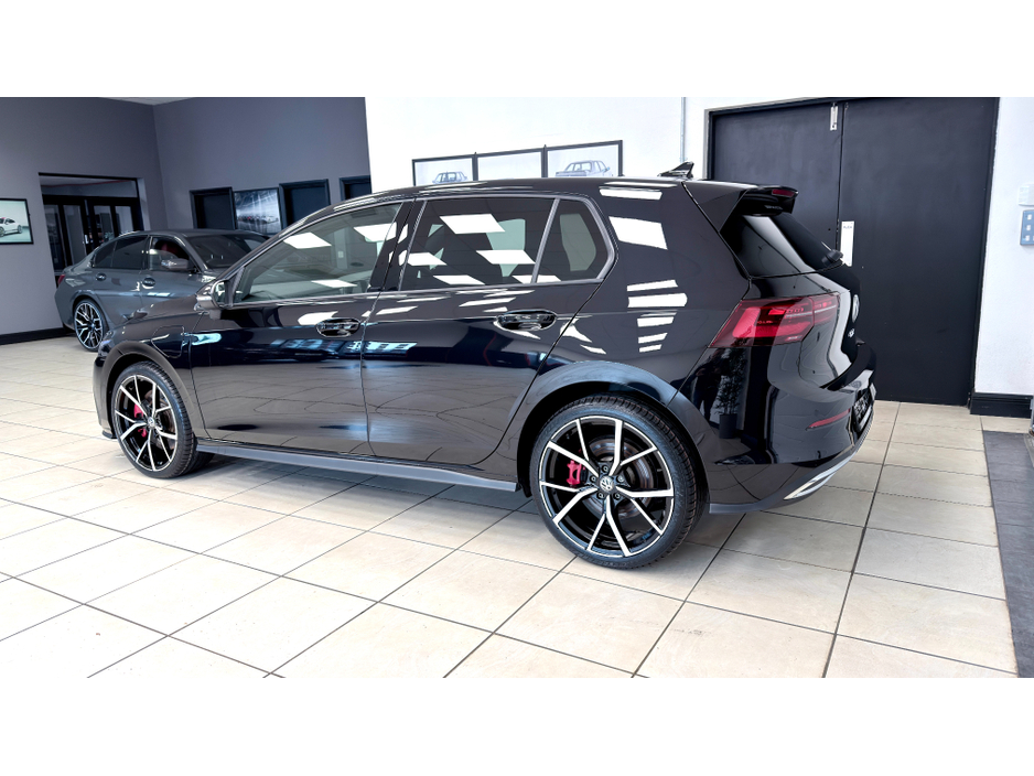 2023 Volkswagen Golf - image 9