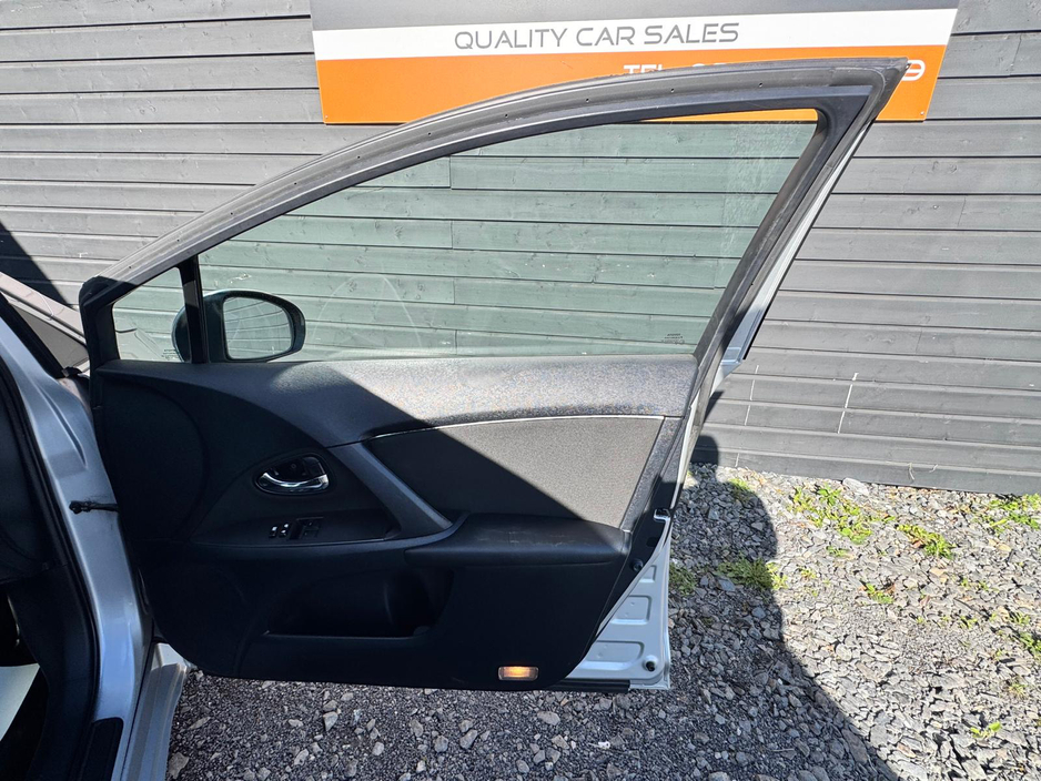 2009 Toyota Avensis - image 17