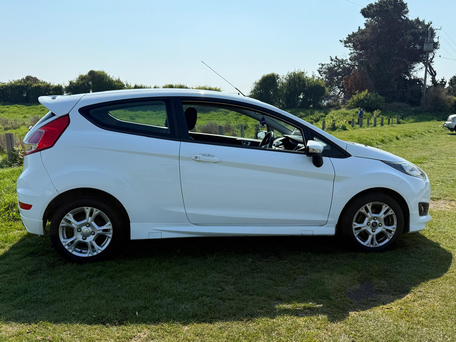 2013 Ford Fiesta - image 12