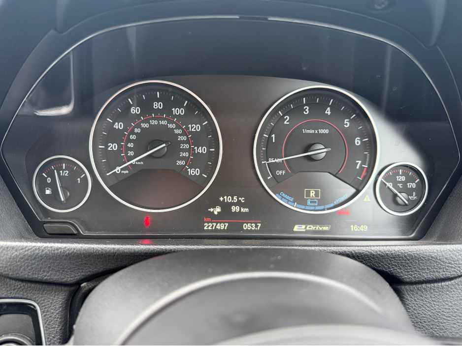 2016 BMW 3 Series - image 11