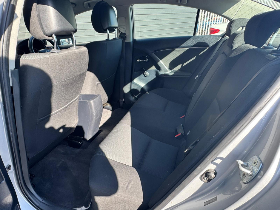 2009 Toyota Avensis - image 10