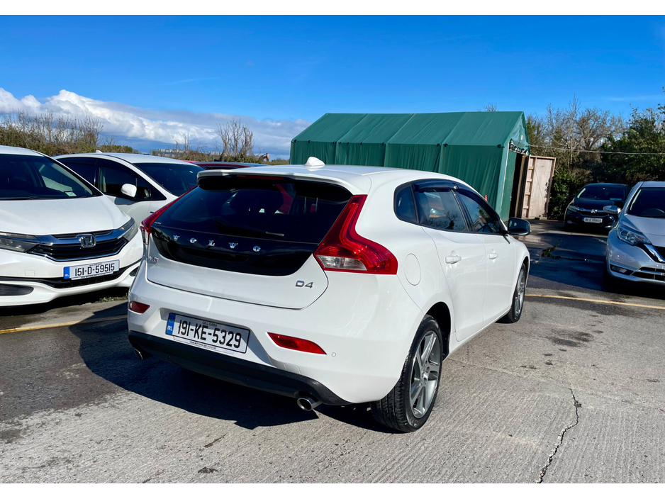 2019 Volvo V40 - image 6