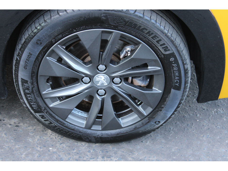 2022 Peugeot 208 - image 10