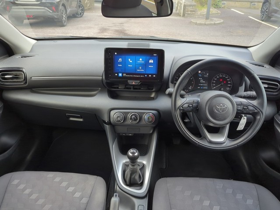 2025 Toyota Yaris - image 8