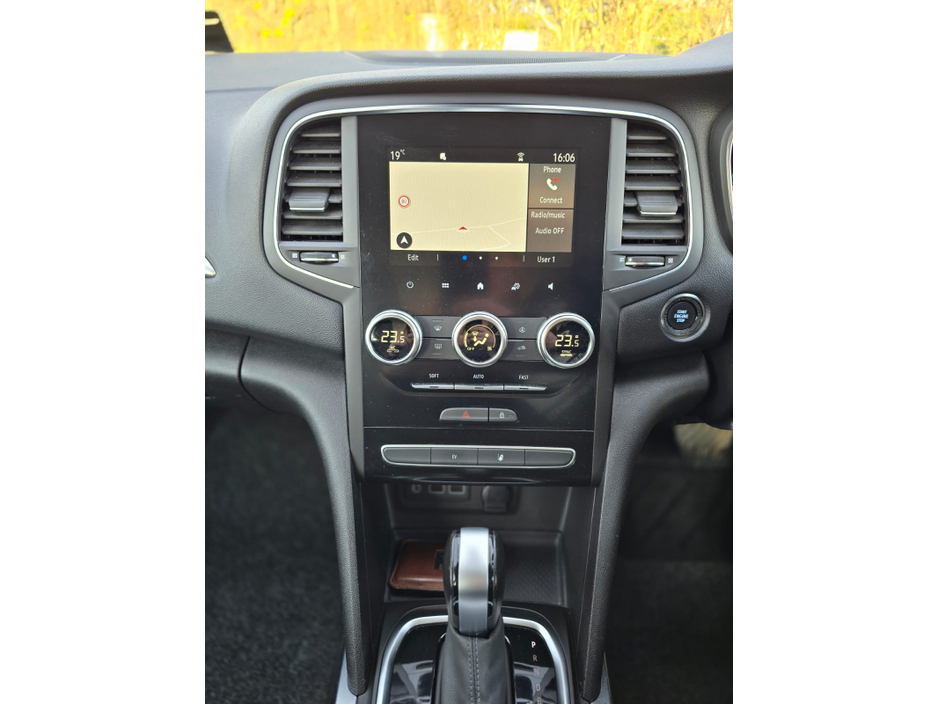 2021 Renault Megane - image 19