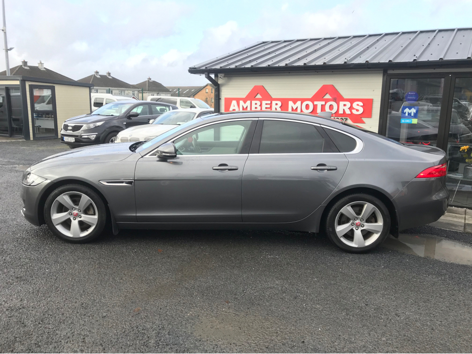 2018 Jaguar XF - image 16