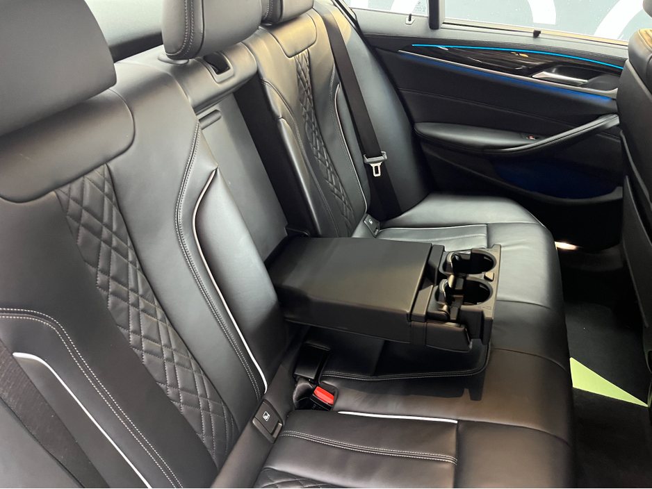 2020 BMW 5 Series - image 14