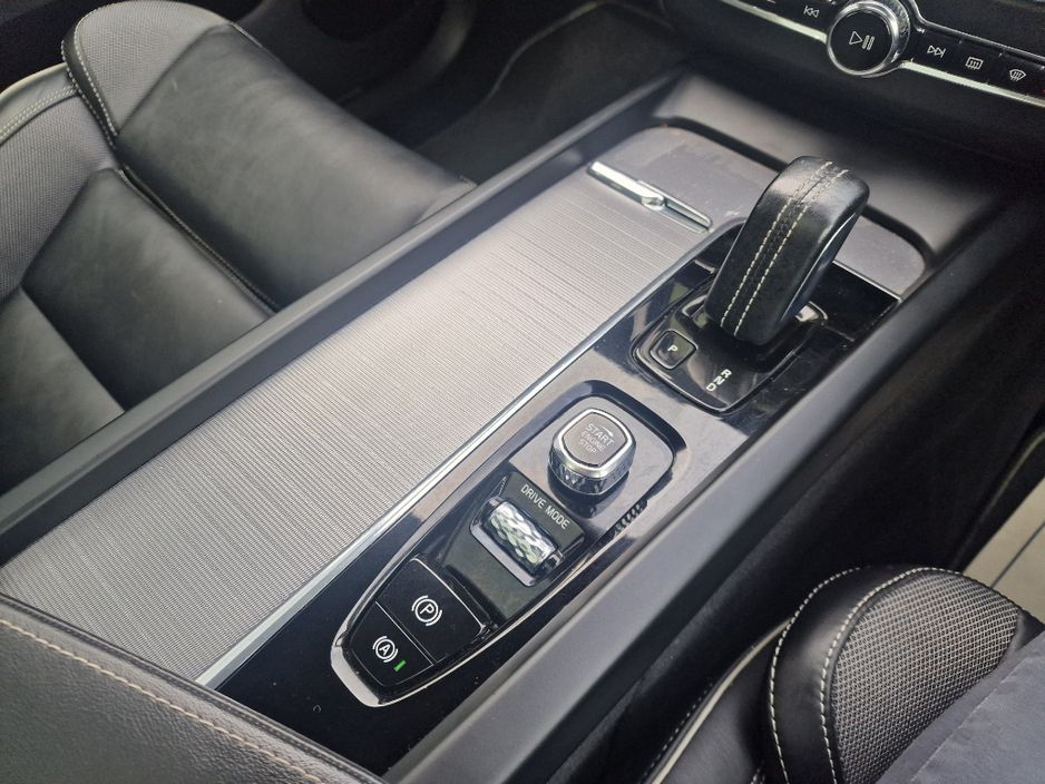 2020 Volvo XC60 - image 21