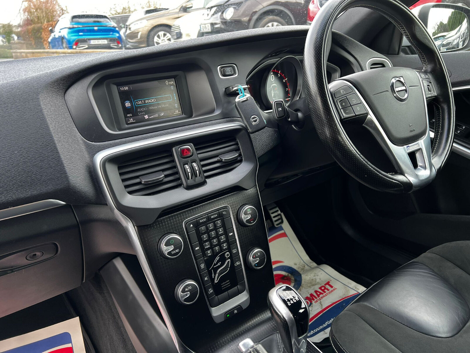 2017 Volvo V40 - image 9