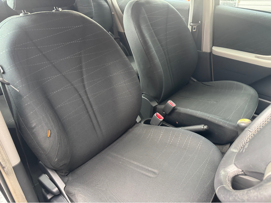 2009 Toyota Yaris - image 7