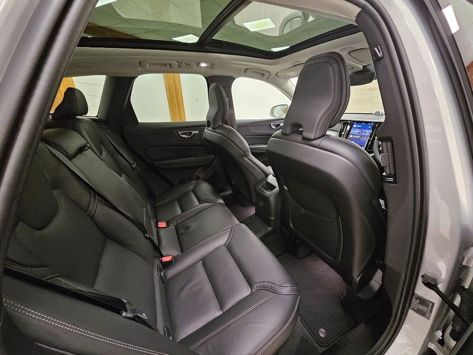 2025 Volvo XC60 - image 20