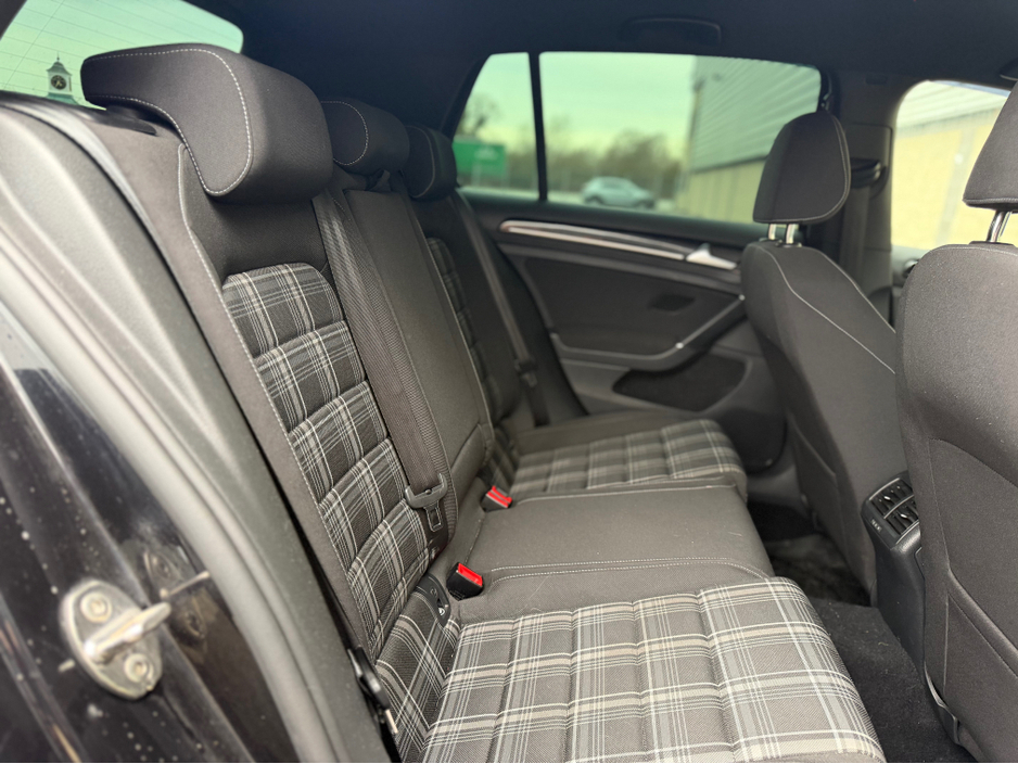 2015 Volkswagen Golf - image 22