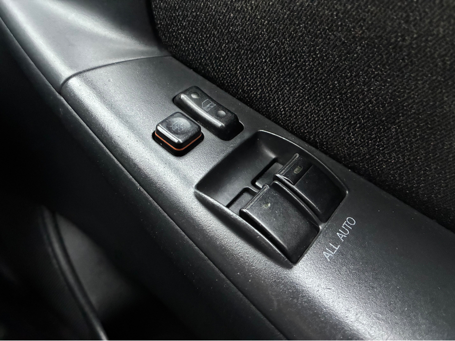 2005 Toyota Corolla - image 12