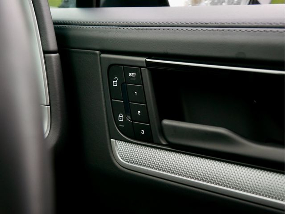 2025 Porsche Cayenne - image 21