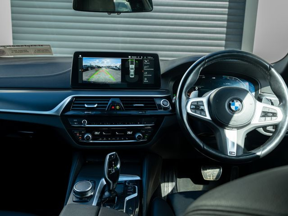 2022 BMW 5 Series - image 10