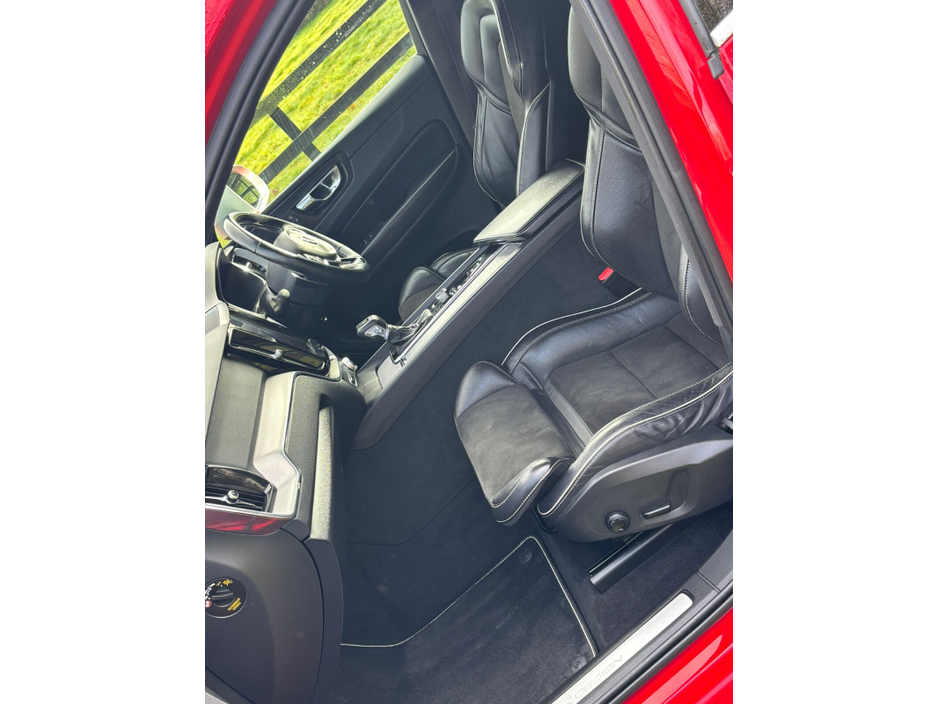 2018 Volvo XC60 - image 8