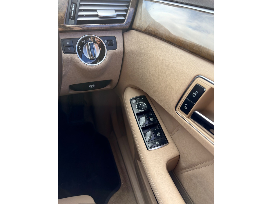 2011 Mercedes-Benz E Class - image 11