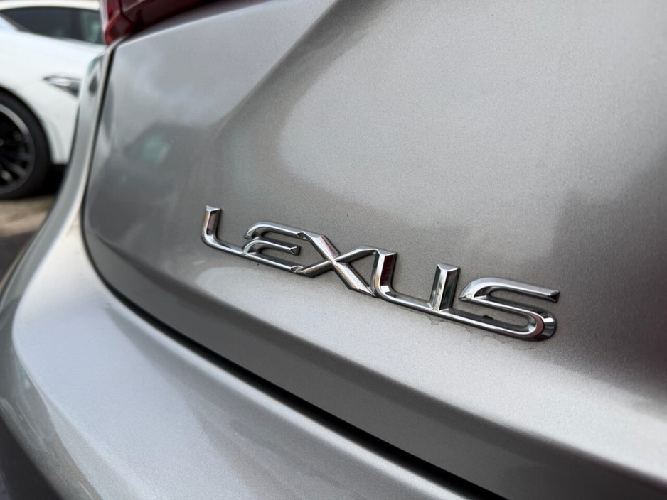 2016 Lexus IS 300 h - image 38