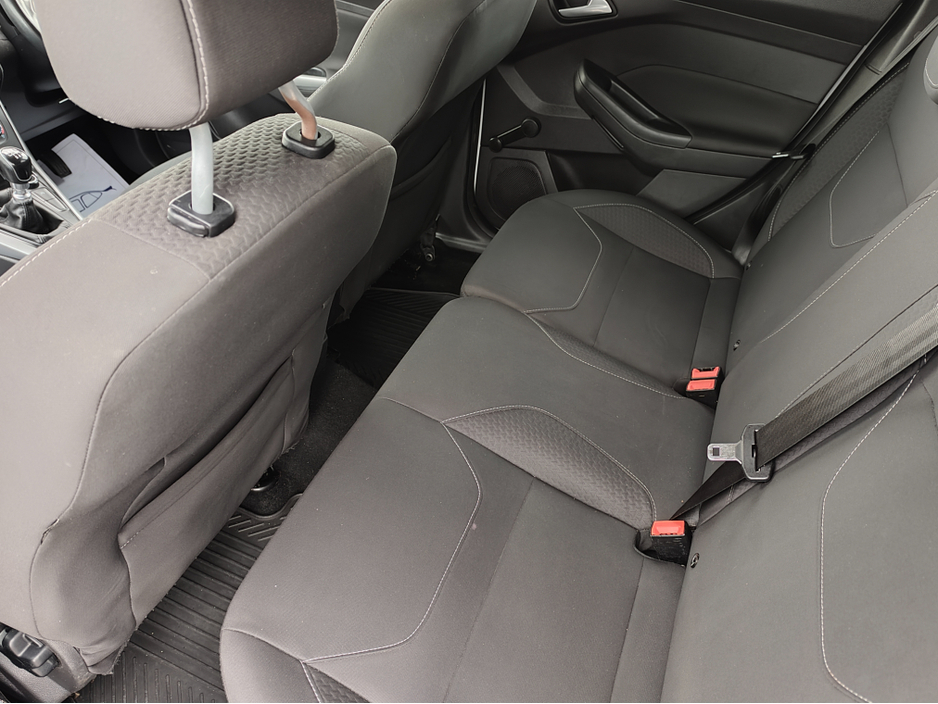 2016 Ford Focus - image 10