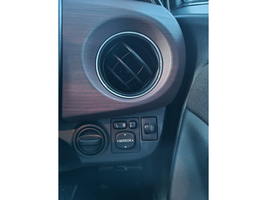 2015 Toyota Vitz - image 14