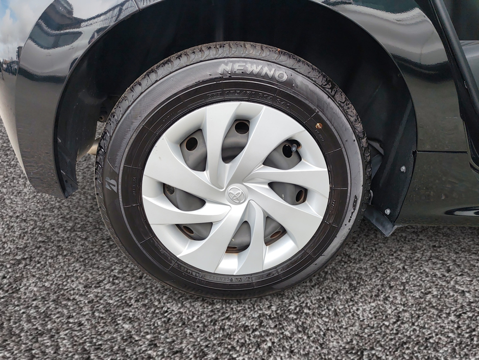 2021 Toyota Yaris - image 17