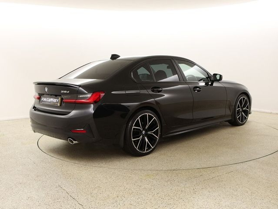 2021 BMW 3 Series - image 7