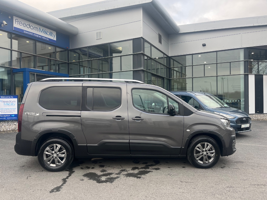 2022 Peugeot Rifter - image 6