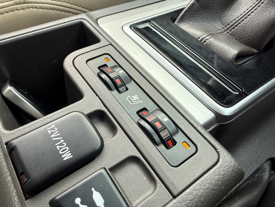 2020 Toyota Landcruiser - image 22