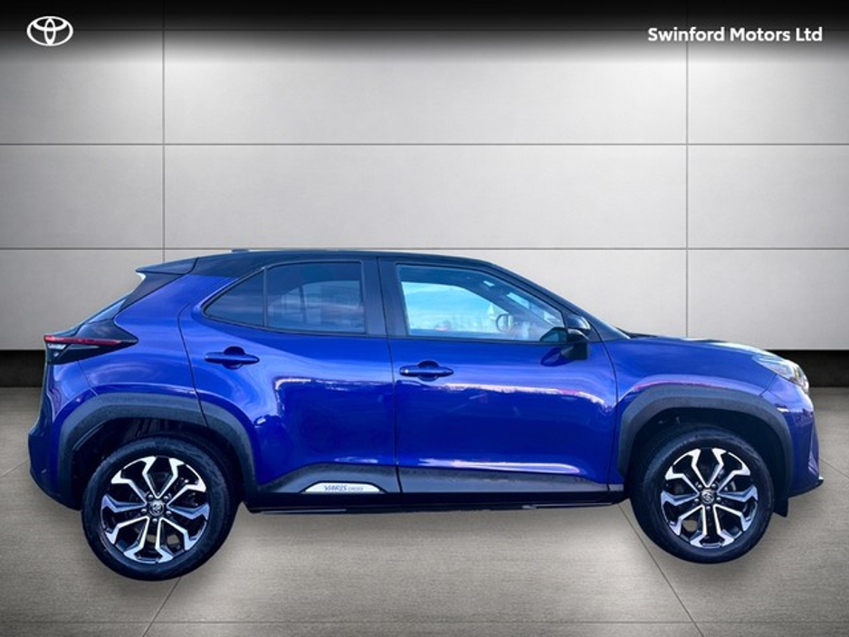 2024 Toyota Yaris Cross - image 3