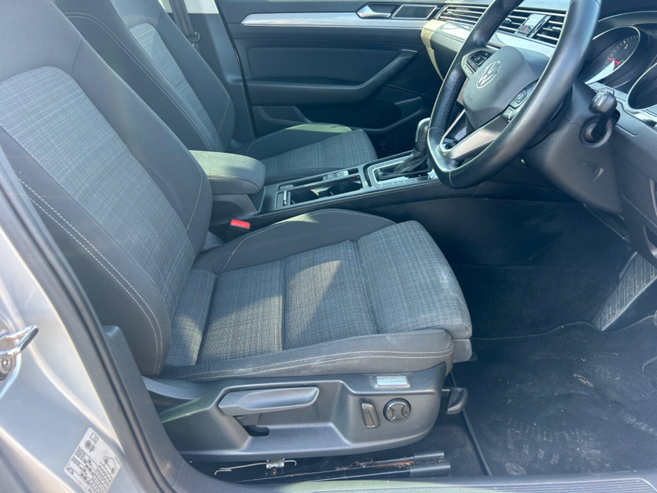 2022 Volkswagen Passat - image 11