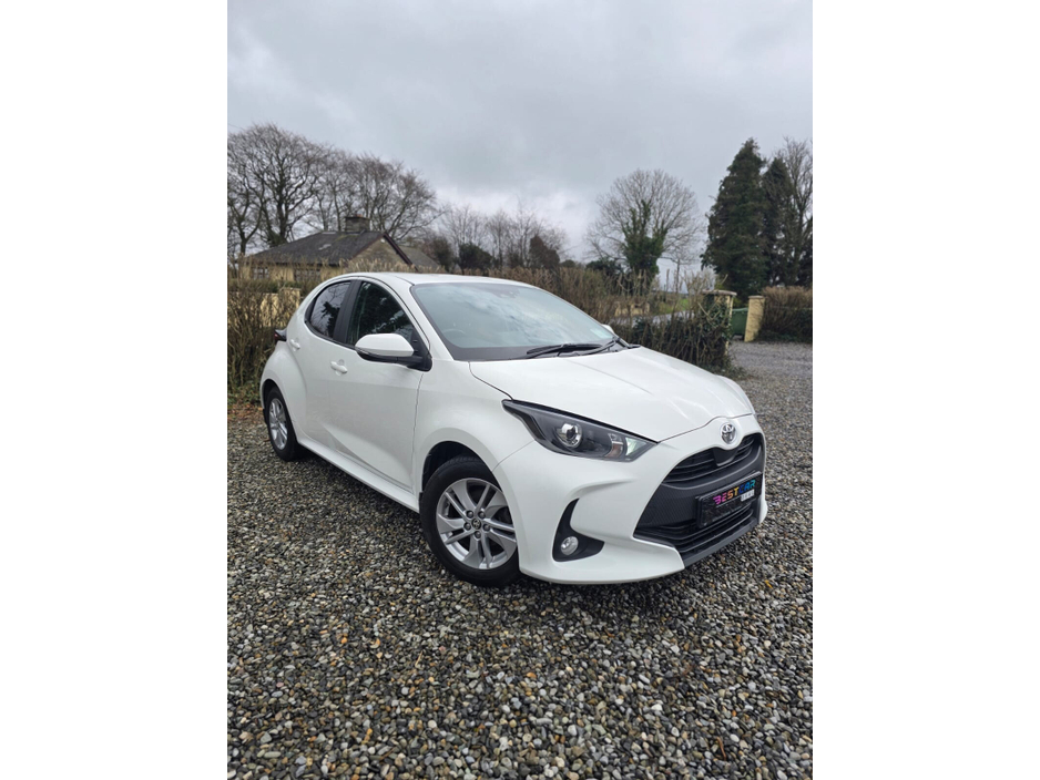 2022 Toyota Yaris - image 2