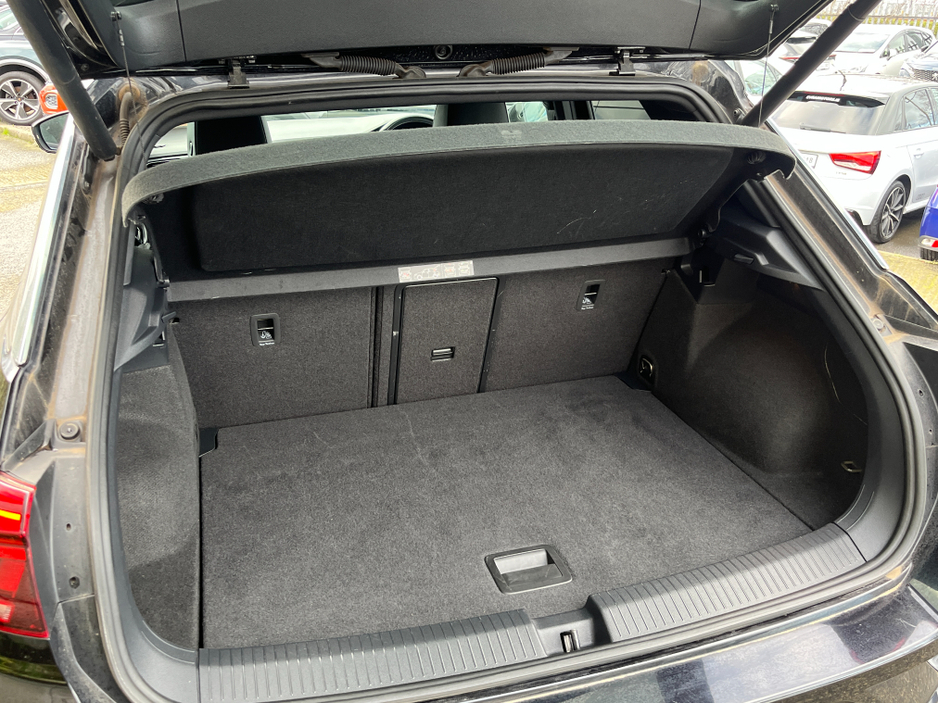 2020 Volkswagen T-Roc R-LINE AUTOMATIC 2.0 DIESEL //HALF LEATHER SEATS//KEYLESS ENRTY//ADAPTIVE CRUISE CONTROL//REVESE CAMERA// €25,950