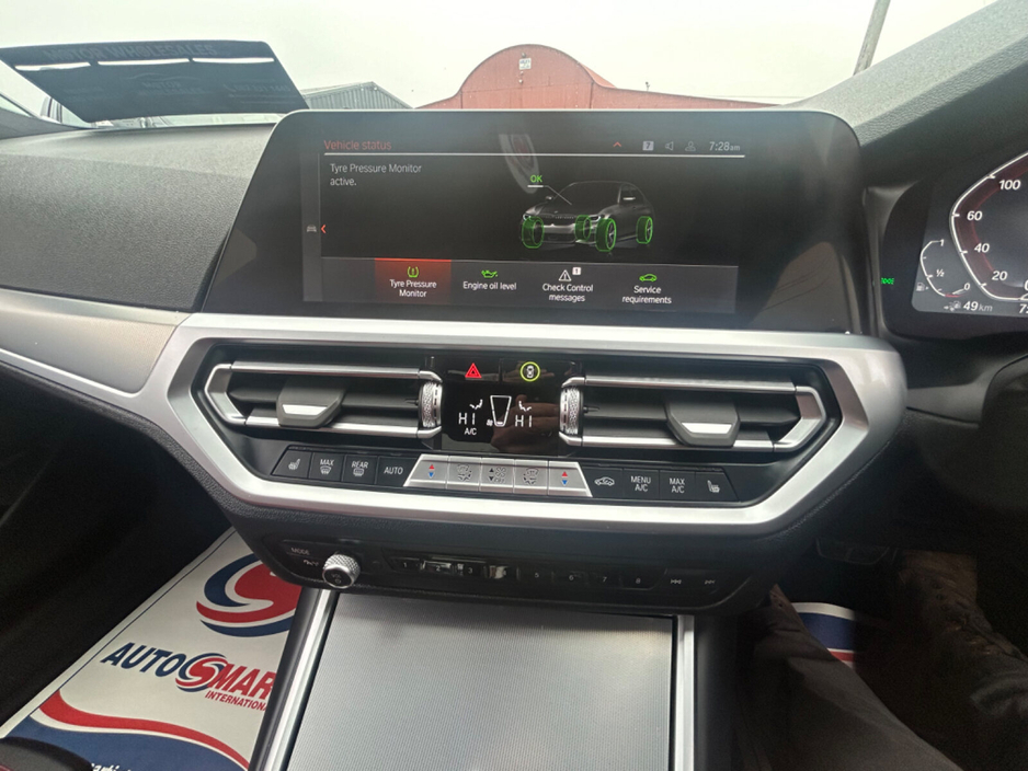 2022 BMW 3 Series - image 22