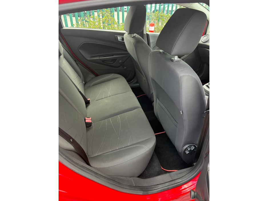 2016 Ford Fiesta - image 8