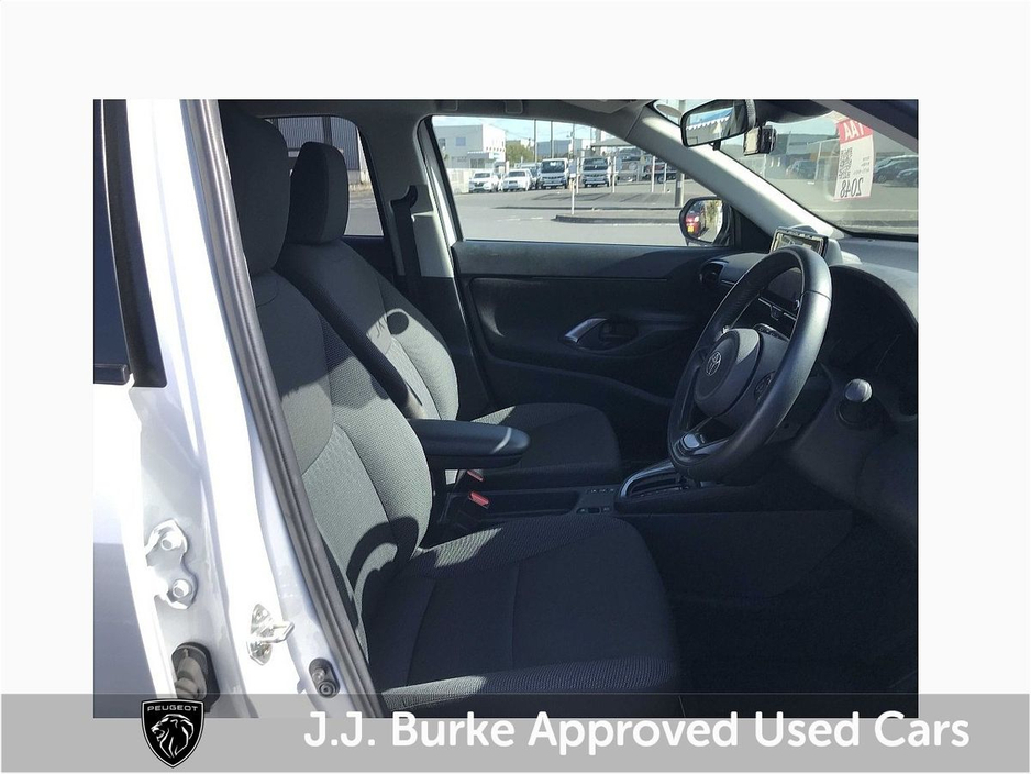 2024 Toyota Yaris - image 8