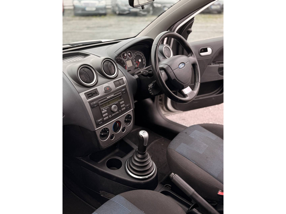 2007 Ford Fiesta - image 21