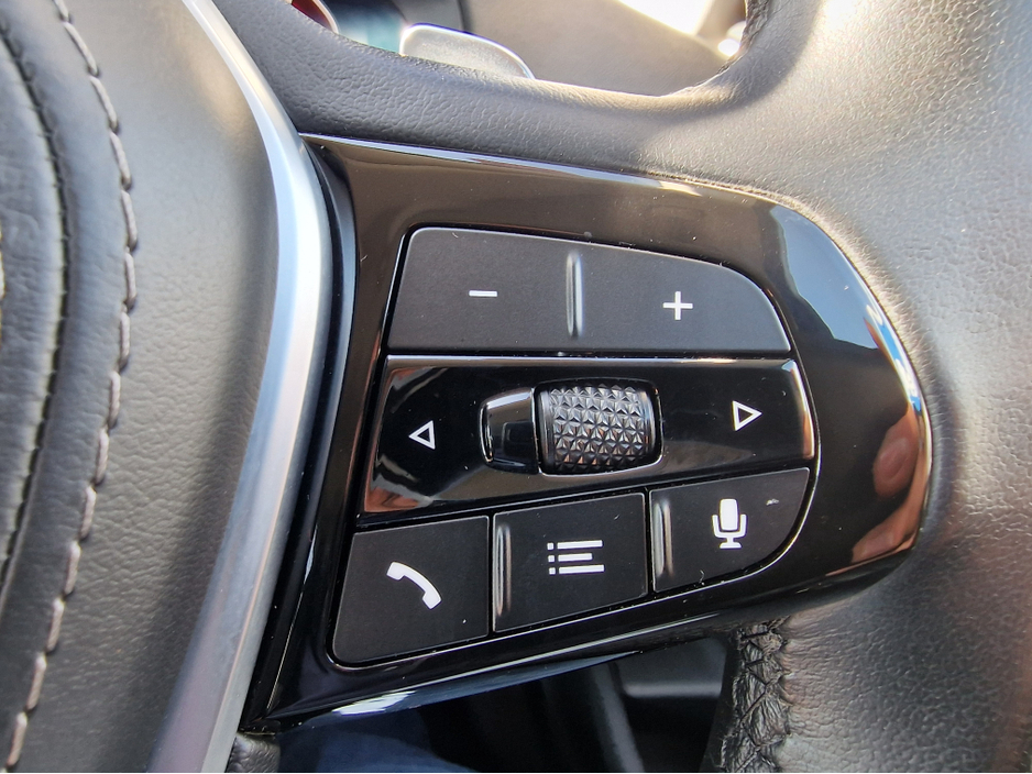 2022 BMW 5 Series - image 19