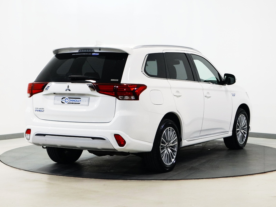 2021 Mitsubishi Outlander - image 3