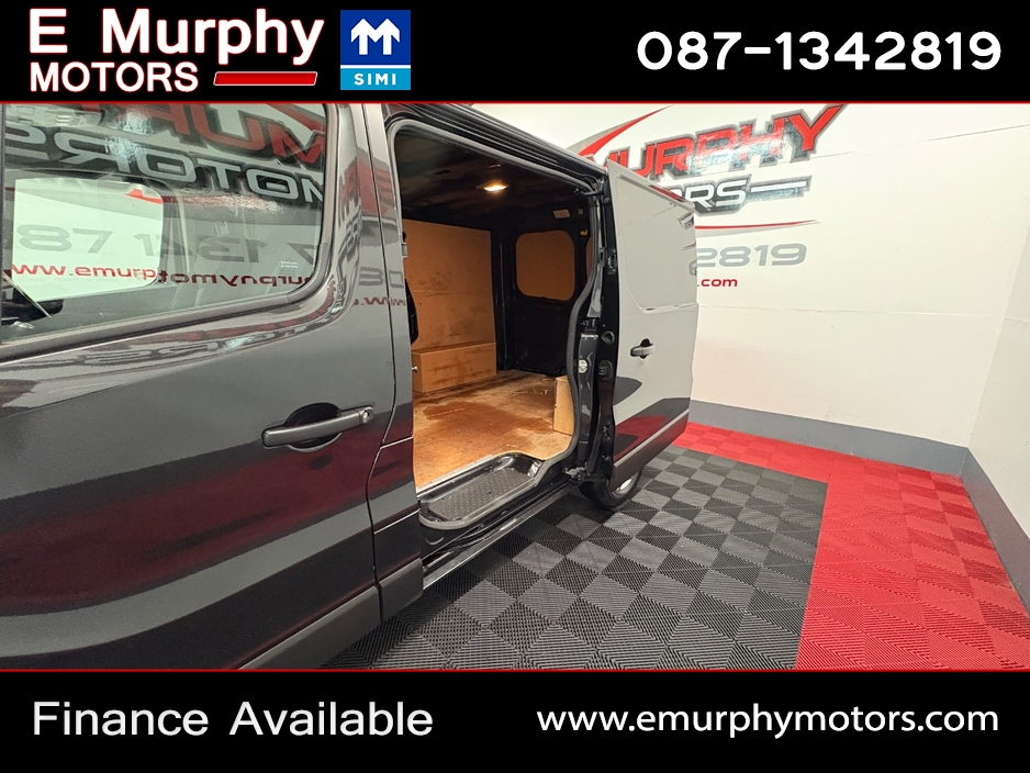 2023 Renault Trafic - image 12