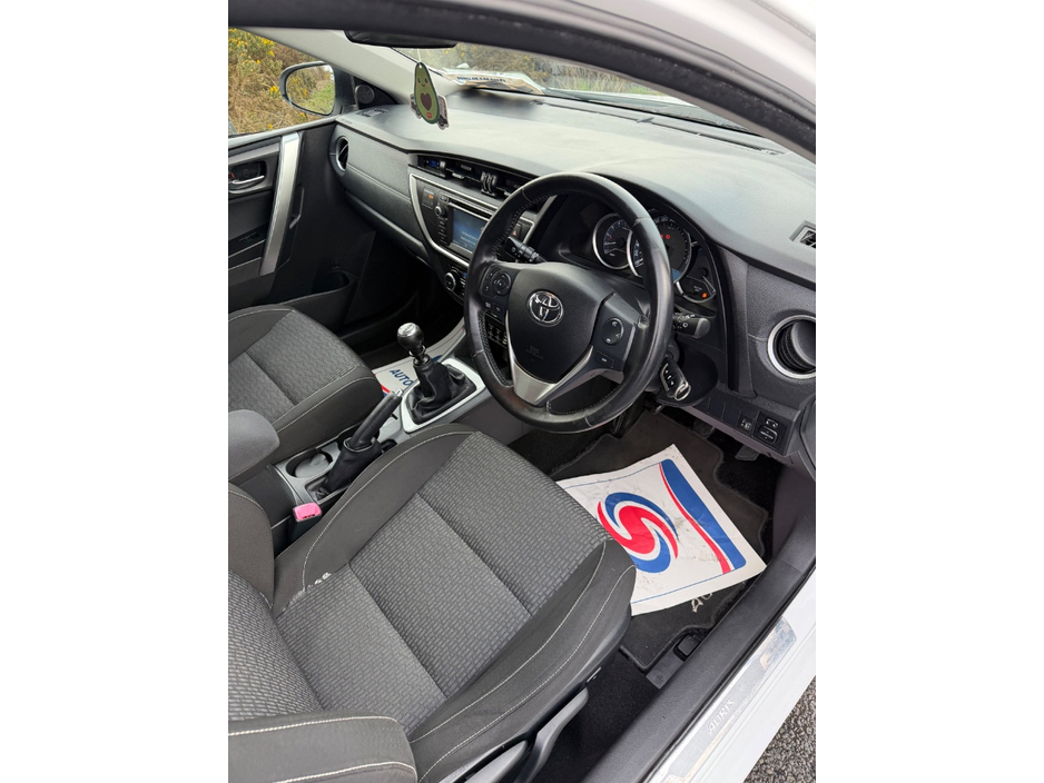 2015 Toyota Auris - image 10