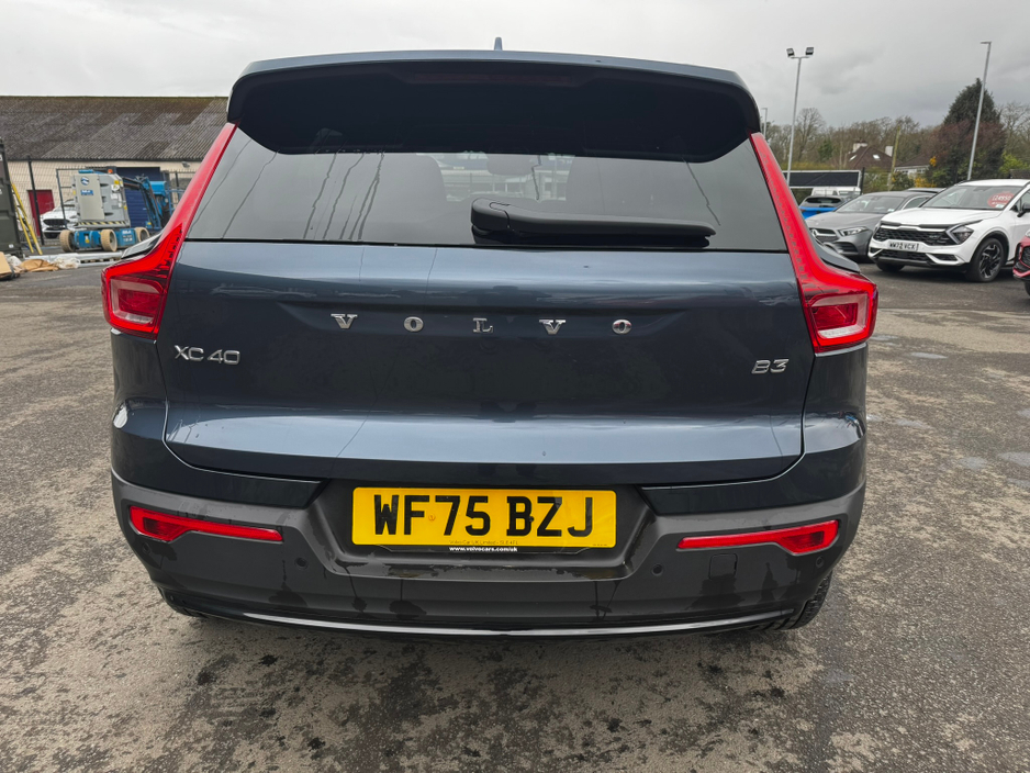 2025 Volvo XC40 - image 2
