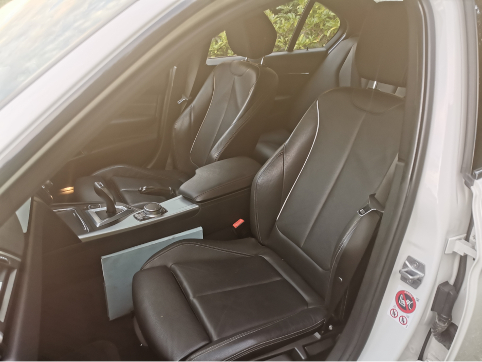 2017 BMW 3 Series - image 10