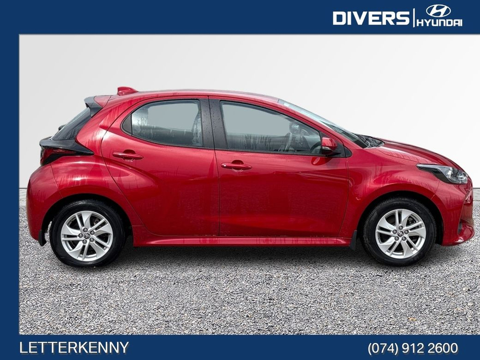 2022 Toyota Yaris - image 3